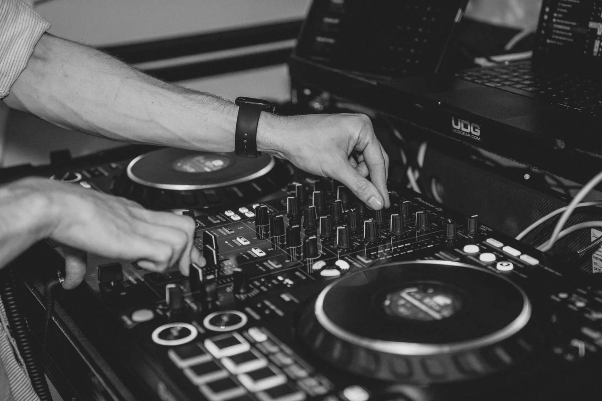 Jannik Trenz beim Mixen: Hände am Mischpult