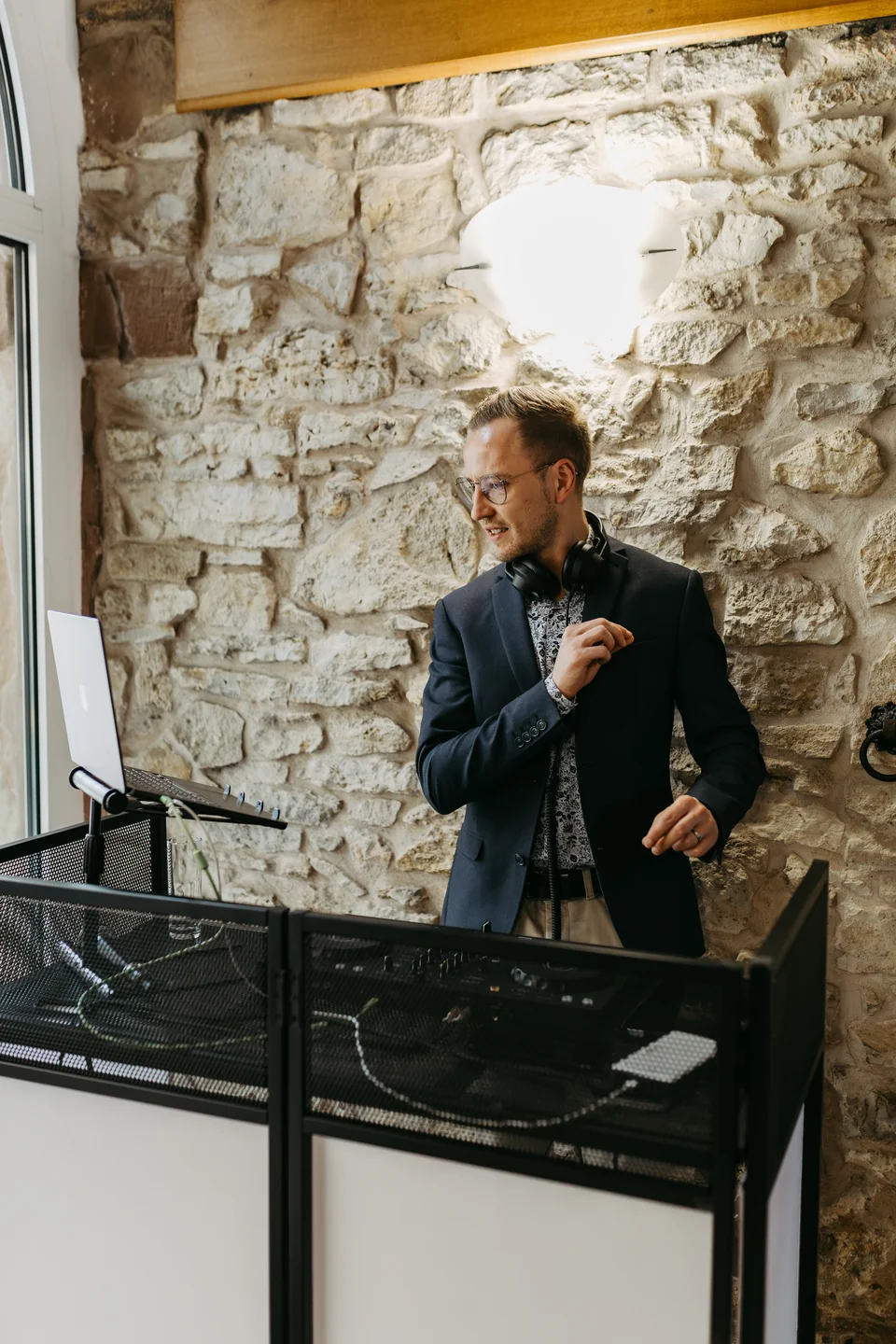 Jannik Trenz am DJ-Pult in einer Hochzeitslocation