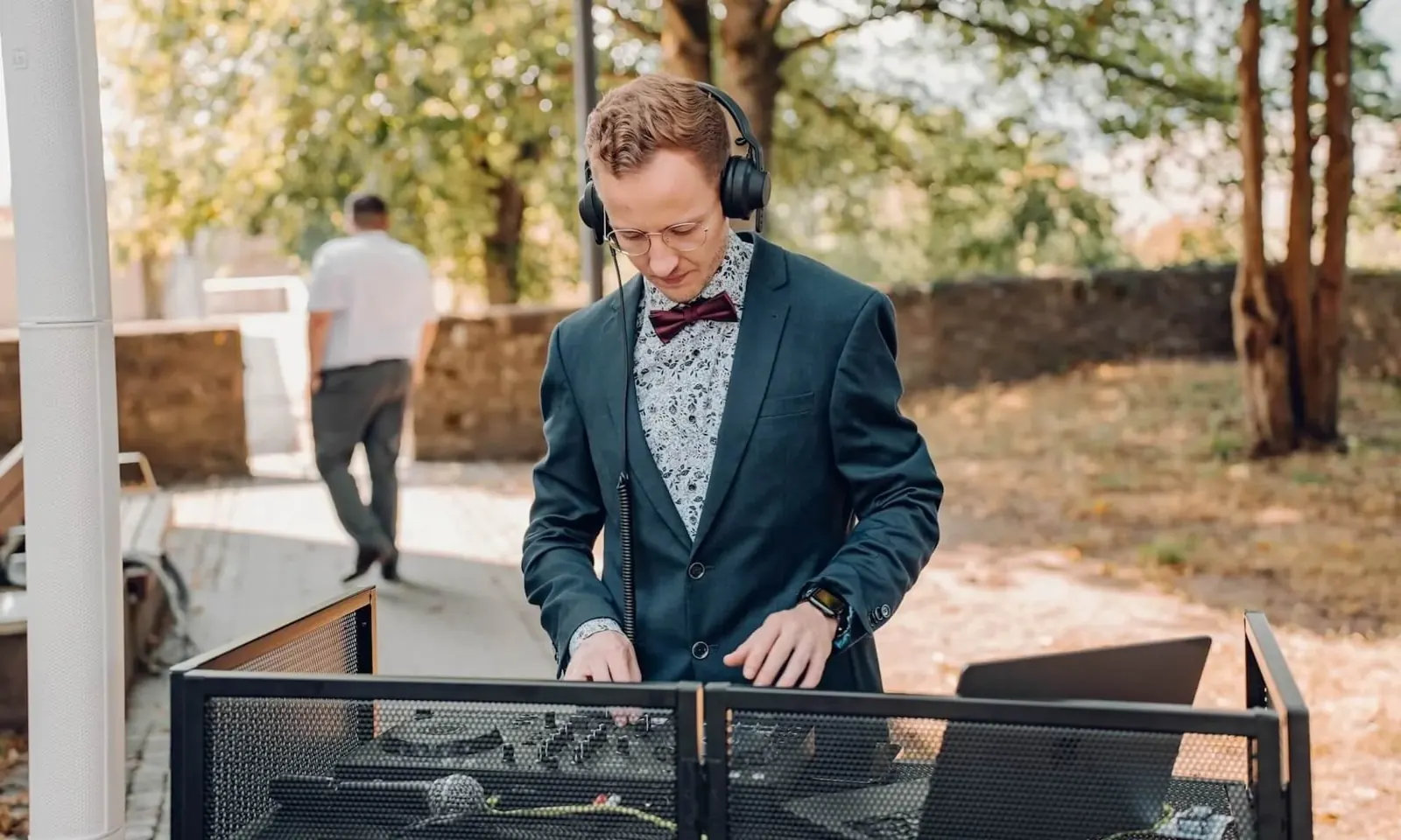 Jannik Trenz mit Kopfhörern am DJ-Pult bei einer Hochzeit im Freien